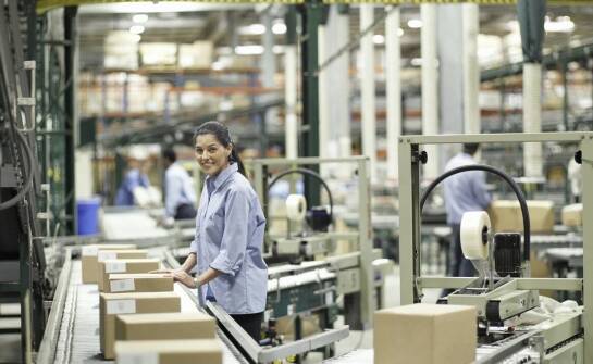 Jak kontrola jakości wpływa na koszt konfekcjonowania produktów?