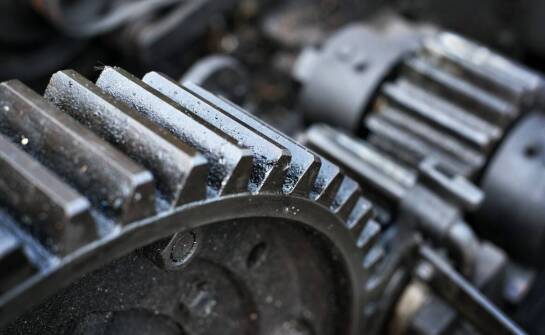 Wpływ jakości małych kół zębatych na efektywność energetyczną maszyn