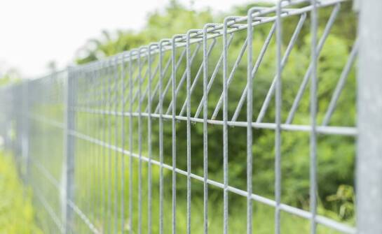 Jakie są zalety siatek zgrzewanych w kontekście ochrony rolniczej?