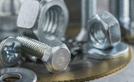 Poradnik: Jak prawidłowo dobrać podkładkę gwintowaną do specyfiki maszyny?