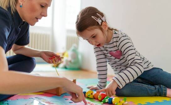 W jaki sposób psychoterapeuta wspiera dzieci z lękami społecznymi?