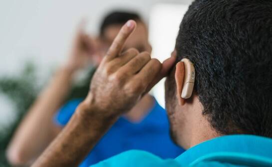 Jak czujniki 4D w aparatach słuchowych poprawiają komfort użytkowania?