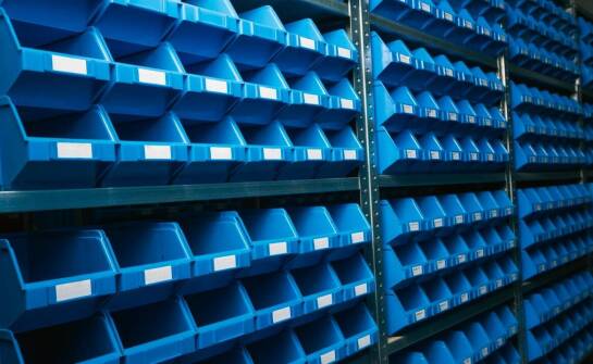 Wykorzystanie opasek zaciskowych w magazynowaniu – kluczowe korzyści