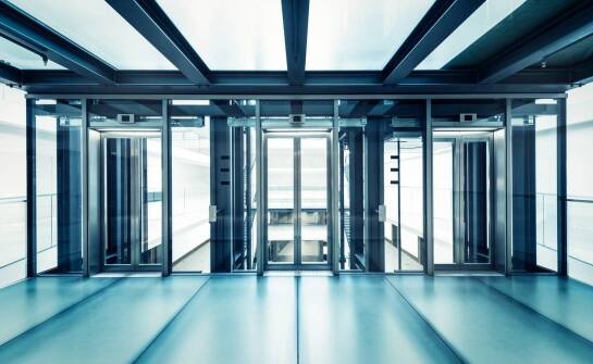 Jakie są korzyści z wyboru drzwi z automatycznym systemem zamykania?