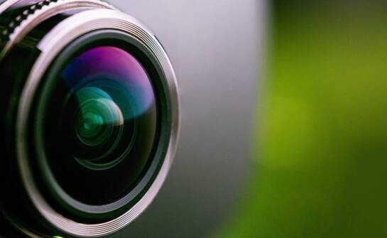 Jakie są zalety kamer z wbudowanymi mikrofonami i głośnikami?