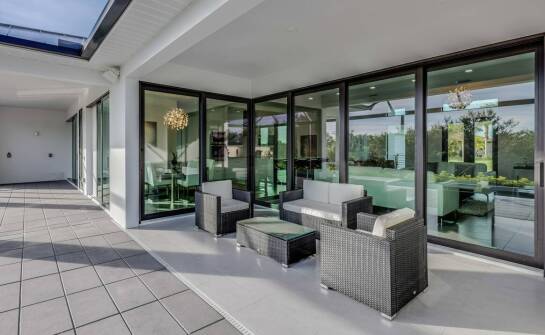 Optymalizacja przestrzeni zewnętrznej dzięki szklanej ścianie przesuwnej tarasowej