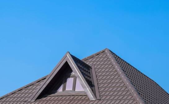 Porównanie różnych typów dachów na balkon pod względem trwałości