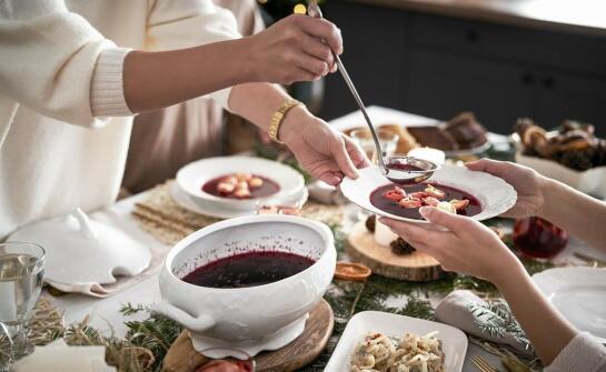 Jak dostosować menu europejskie do małych przyjęć rodzinnych?