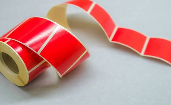 Zastosowanie uszlachetniania w druku etykiet – co warto wiedzieć?