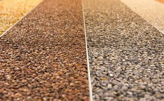 Odporność posadzek dekoracyjnych z żywicy na czynniki chemiczne i mechaniczne