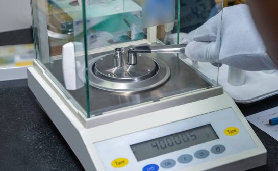 Porównanie różnych typów wag laboratoryjnych dla branży naukowej