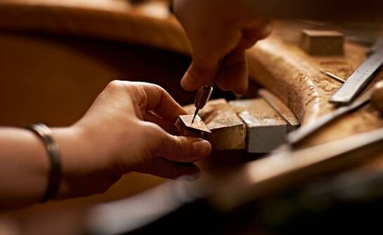 Grawerowanie na biżuterii – jakie możliwości oferuje zegarmistrz w Zatorze?