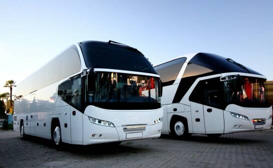Wynajem luksusowych busów – jak podróżować w komforcie podczas eventów?