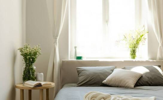 Zalety materacy kieszeniowych sprężynowych w łóżkach dwuosobowych