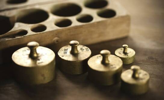 Jakie są różnice między tradycyjnymi a nowoczesnymi metodami ważenia towarów?