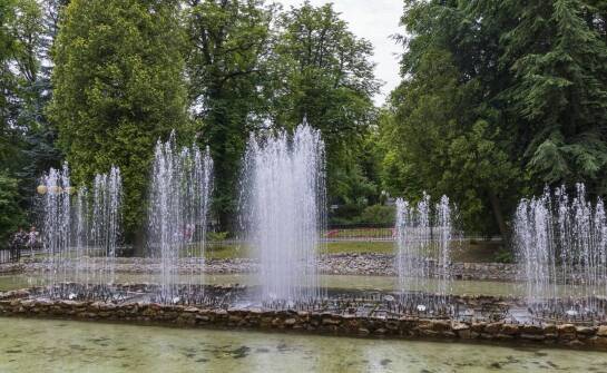Techniki montażu fontann pływających z oświetleniem – co warto wiedzieć?