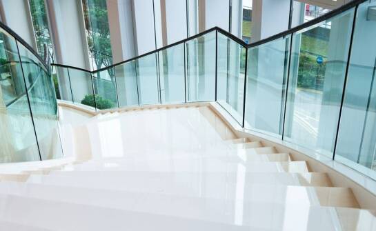 Różnorodność wzorów i wykończeń w gotowych schodach samonośnych