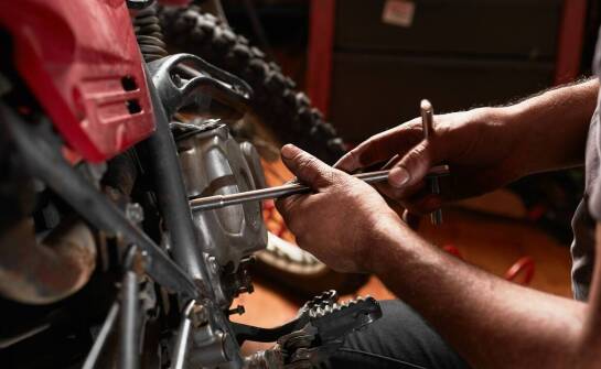 Przewodnik po konserwacji silnika do kosiarki – co musisz wiedzieć?