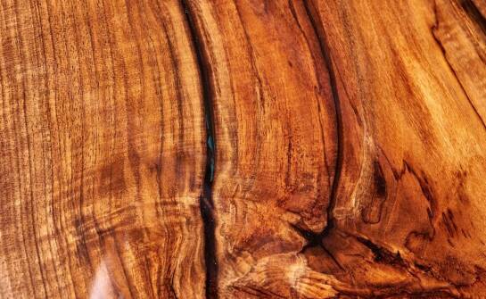 Co wpływa na ostateczny cennik politurowania mebli?