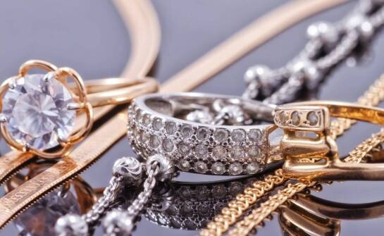 Jak srebrne zawieszki do bransoletek mogą podkreślić Twój styl?