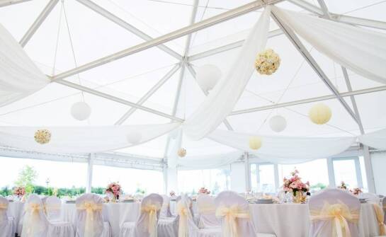 Zastosowanie hal namiotowych w organizacji tematycznych przyjęć weselnych