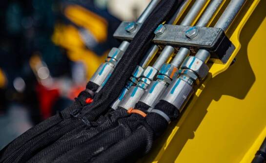 Rola długich węży spustowych w pojemnikach do betonu – jak wpływają na bezpieczeństwo operatorów?