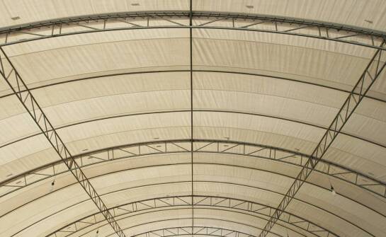 Jak poliwęglan falisty wpływa na komfort termiczny wewnętrznych przestrzeni?