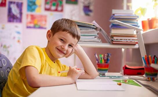 Zalety posiadania pierwszego biurka dla dziecka w edukacji domowej