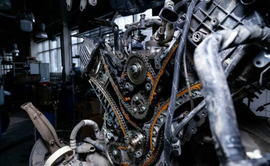 Jakie elementy układu napędowego współpracują z napinaczem łańcucha quad 150?