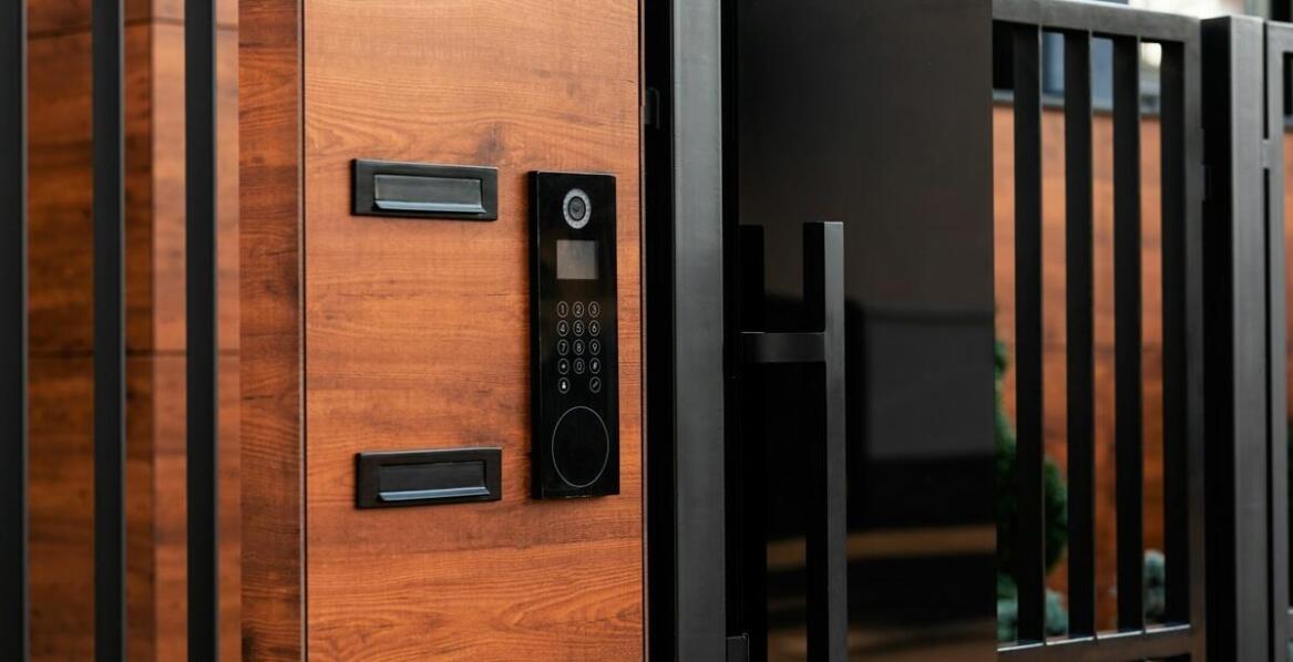 Drzwi aluminiowe a bezpieczeństwo: jakie systemy zabezpieczeń są dostępne?