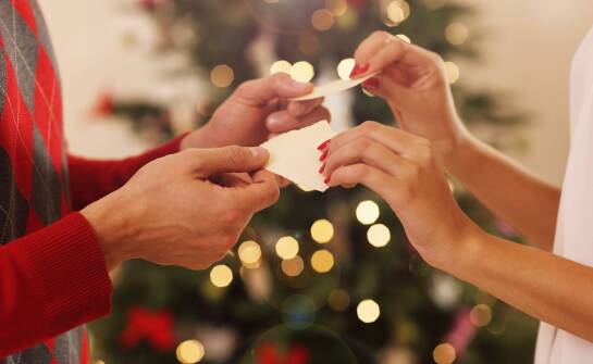 Porównanie ofert hurtowych na opłatki wigilijne – co warto wiedzieć?