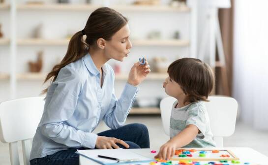 Jakie korzyści przynosi współpraca z neurologopedą dla dzieci z autyzmem?