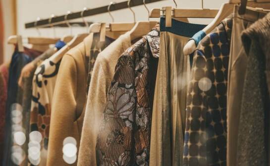 Jakie materiały dominują w produkcji narzutek damskich?