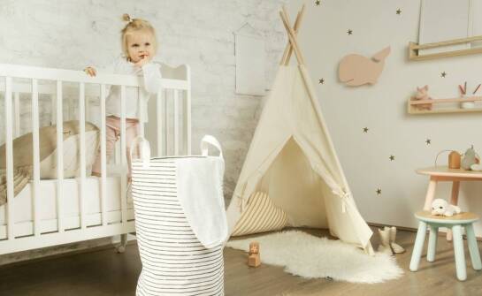Łóżeczka dziecięce z naturalnego drewna – dlaczego warto postawić na sosnę?