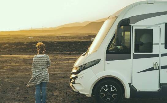 Jakie meble do kampera są najlepsze dla osób prowadzących mobilny tryb życia?