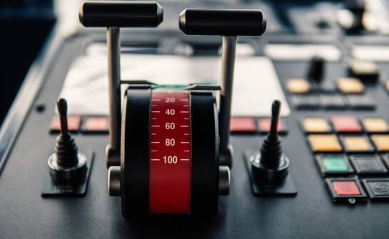 Praca na nowoczesnych jednostkach: Jakie technologie wspierają załogę?