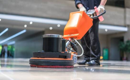 Jak maszynowe mycie podłóg poprawia efektywność sprzątania?