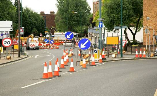 Wpływ bram tymczasowych na zarządzanie ruchem wewnętrznym na placu budowy