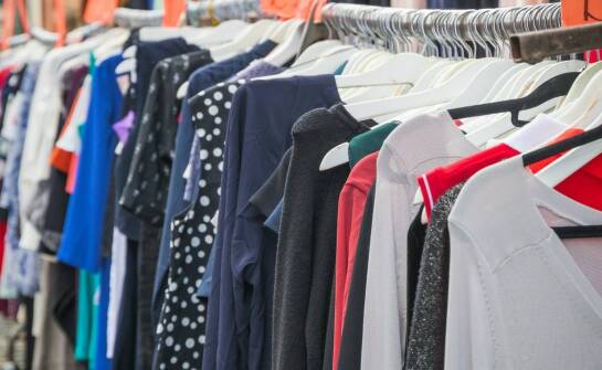 Sukienki maxi: propozycje na każdą porę roku i okazję