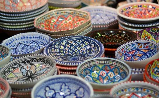 Jakie zalety mają ręcznie malowane kubki ceramiczne?