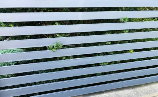 Jak dobranie odpowiedniej bramy przesuwnej wpływa na komfort użytkowania posesji?