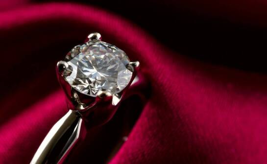 Personalizacja pierścionka zaręczynowego – jak wybrać odpowiedni kształt i styl?