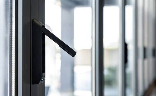 Nowoczesne rozwiązania w okuciach do drzwi szklanych przesuwnych – trendy