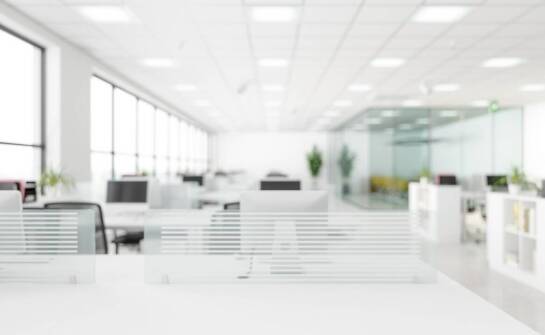 Jak często powinno się stosować zamgławianie w biurach?