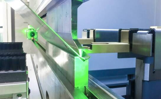 Jak zaginarki hydrauliczne wspierają procesy produkcyjne w przemyśle metalowym?