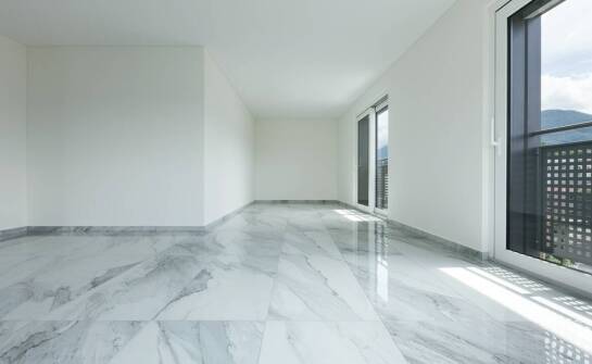 Wybór podłóg odpornych na wilgoć – co warto wiedzieć?