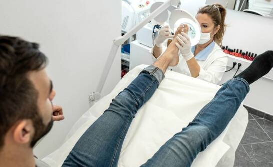 Jak roczna szkoła policealna wspiera rozwój umiejętności praktycznych przyszłych podologów?