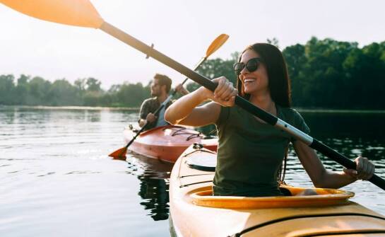 Sporty wodne dla każdego – atrakcje w pobliżu domków wakacyjnych