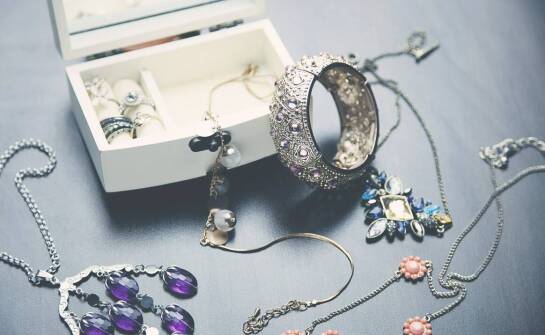 Jakie dodatki najlepiej komponują się z odzieżą z naszego butiku?