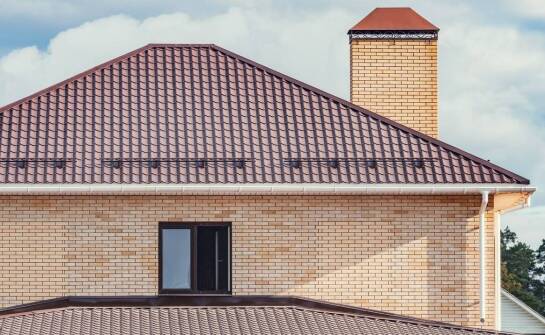 Porównanie kosztów domów drewnianych i murowanych: na co zwrócić uwagę?